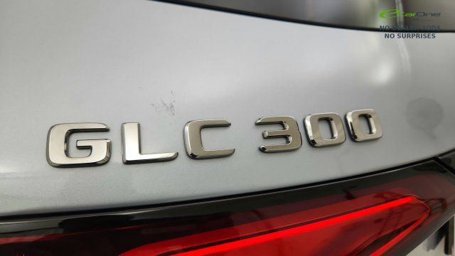 Used 2025 Mercedes-Benz GLC 300 4MATIC image 32