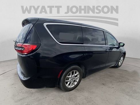 Used 2023 Chrysler Pacifica Touring-L FWD image 10