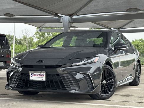 Used 2025 Toyota Camry SE FWD image 2