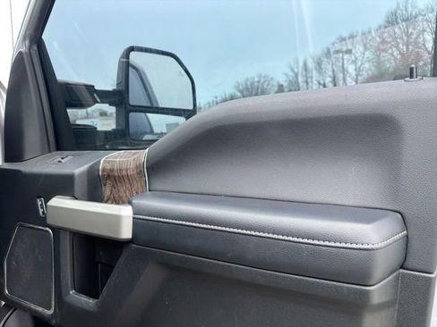 Used 2019 Ford F350 Lariat image 10