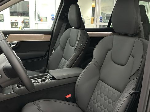 Used 2025 Volvo XC90 B6 Plus image 23