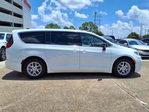 Used 2024 Chrysler Pacifica Touring-L FWD image 30