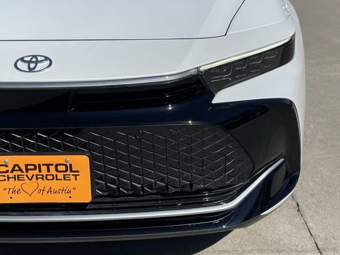 Used 2025 Toyota Crown Platinum image 9