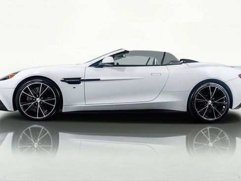 Used 2017 Aston Martin Vanquish S image 18