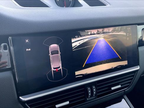 Used 2022 Porsche Cayenne Platinum Edition image 27