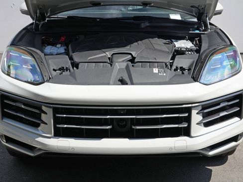 Used 2025 Porsche Cayenne w/ Premium Package Plus AWD/4WD image 8