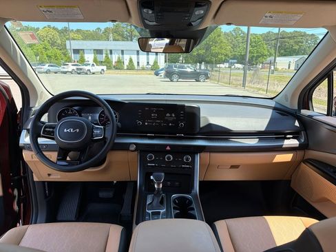 Used 2024 Kia Carnival LX FWD image 8