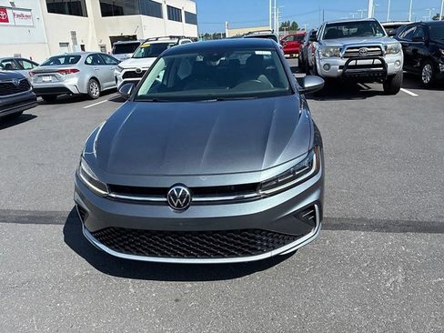 Used 2025 Volkswagen Jetta SE FWD image 19