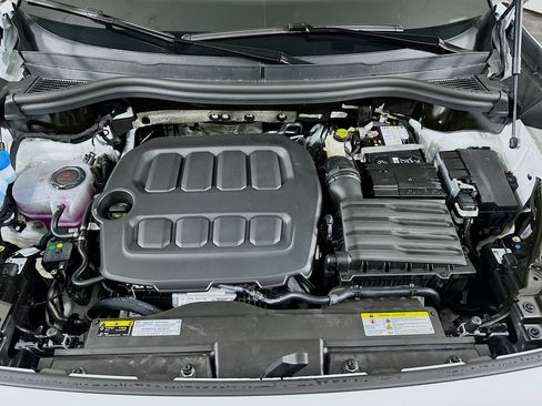 Used 2025 Volkswagen Tiguan SE image 28