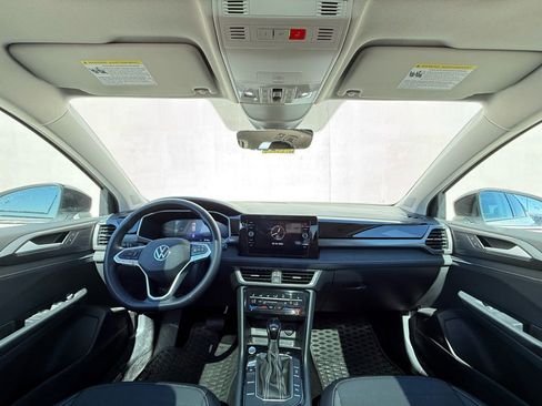 Certified 2025 Volkswagen Taos SE image 10