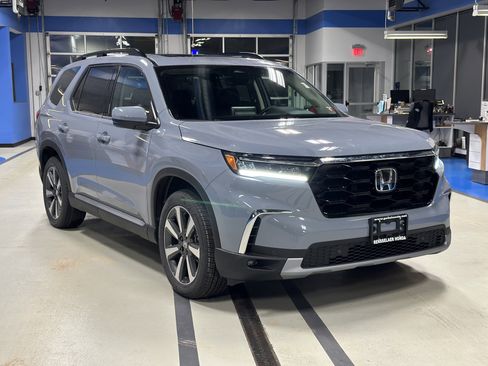 New 2025 Honda Pilot Touring image 3
