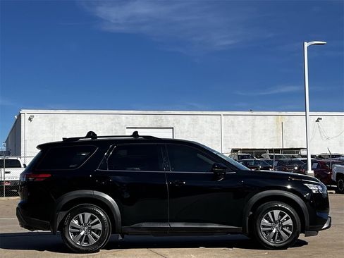 Used 2024 Nissan Pathfinder SV w/ SV Premium Package image 3