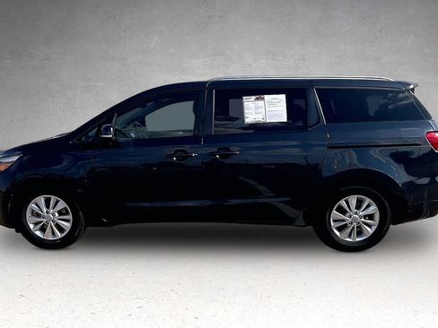Used 2017 Kia Sedona LX w/ LX Essentials Premium Package FWD image 3