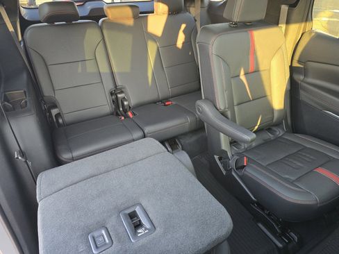 Used 2024 Chevrolet Traverse RS image 29