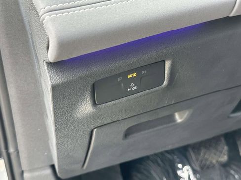 New 2025 Volkswagen Tiguan SE image 14