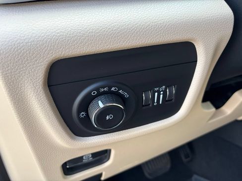Used 2024 Jeep Grand Cherokee Limited RWD image 19