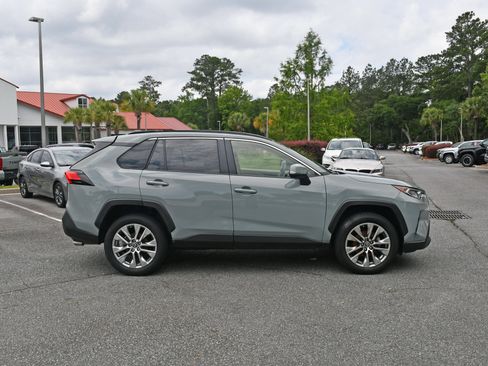 Used 2019 Toyota RAV4 XLE Premium FWD image 5