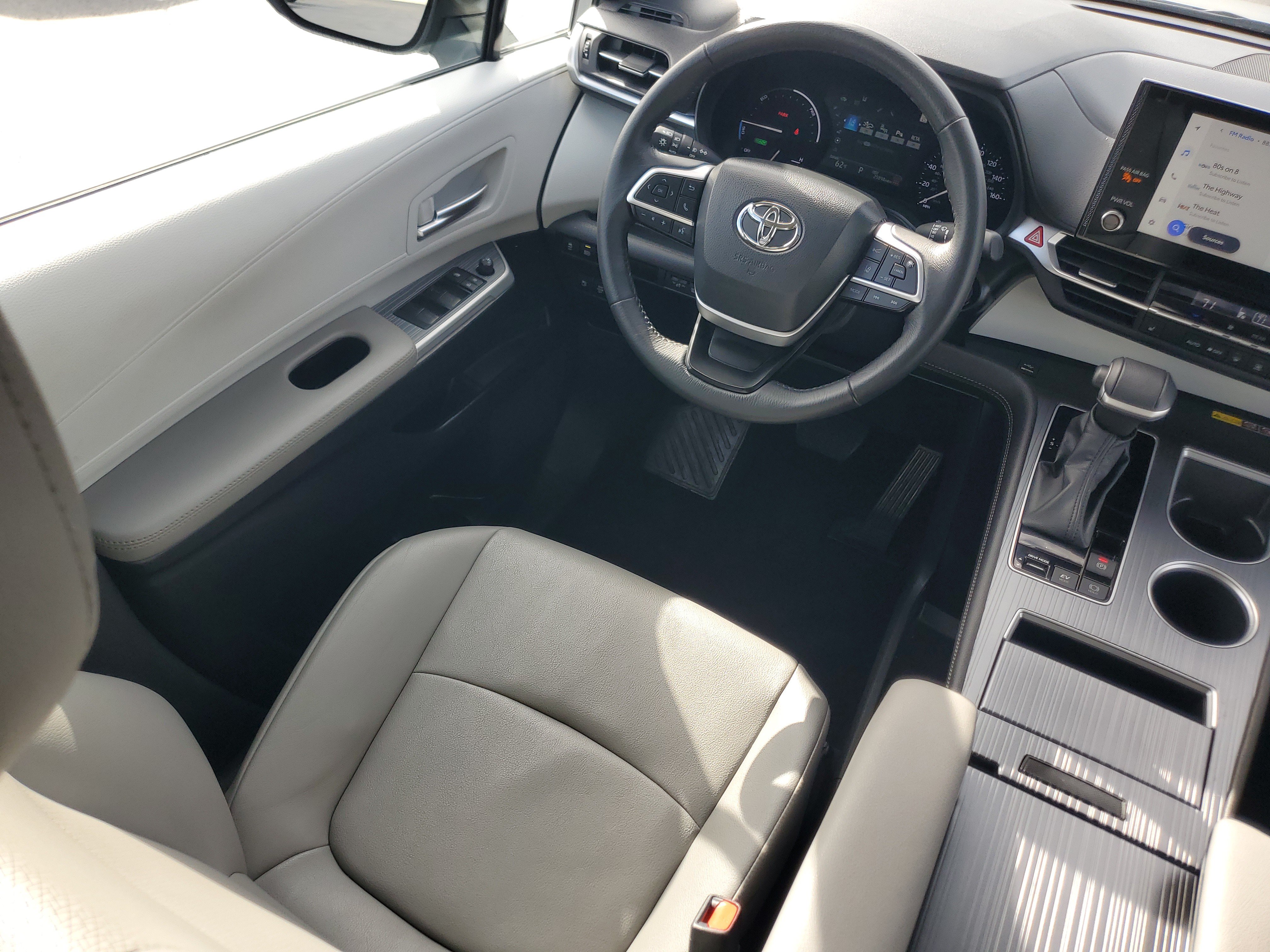 Certified 2025 Toyota Sienna XLE FWD image 16