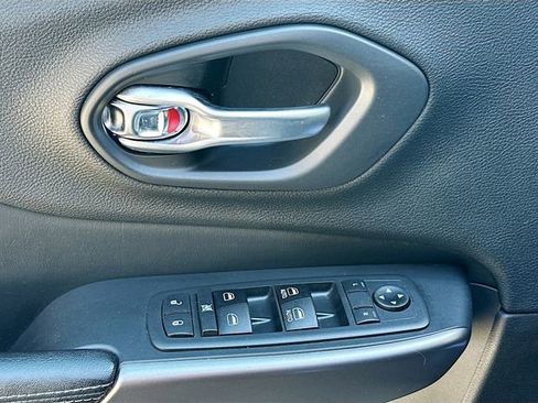 Used 2019 Jeep Cherokee Latitude Plus image 18