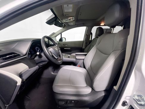 Used 2024 Toyota Sienna XLE FWD image 14