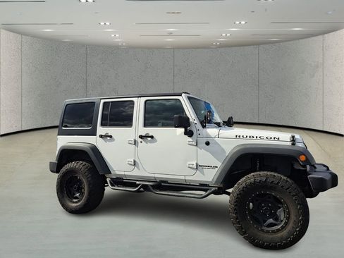 Used 2017 Jeep Wrangler Unlimited Rubicon w/ Connectivity Group image 4