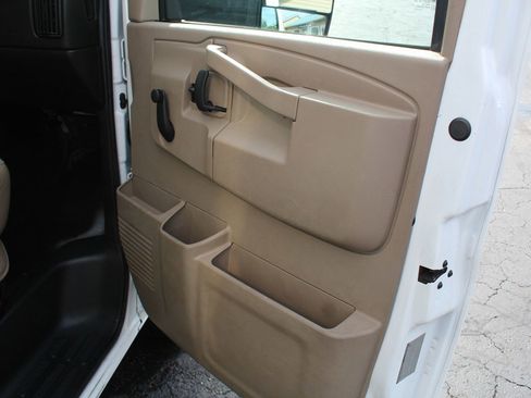 Used 2016 Chevrolet Express 4500 Extended image 27