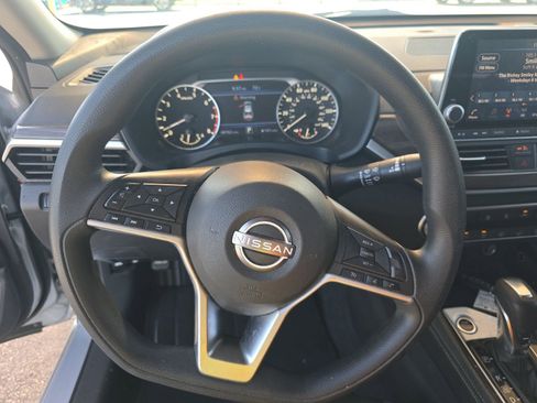 Used 2023 Nissan Altima 2.5 SV FWD image 11