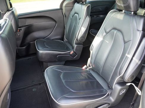 Certified 2025 Chrysler Pacifica Limited FWD image 17