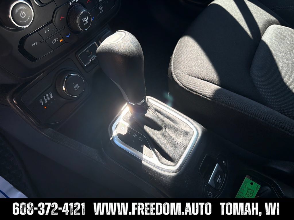 Used 2023 Jeep Renegade Latitude AWD/4WD image 23