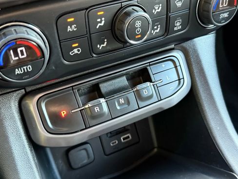 Used 2022 GMC Acadia AT4 w/ Technology Package image 17