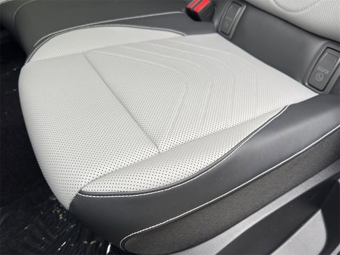 New 2026 Volkswagen Tiguan SE R-Line image 28