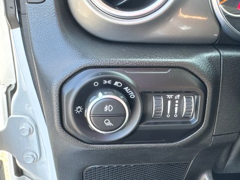 Used 2021 Jeep Gladiator Overland AWD/4WD image 16