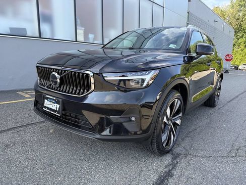 Certified 2023 Volvo XC40 B5 Ultimate w/ Climate Package AWD/4WD image 4