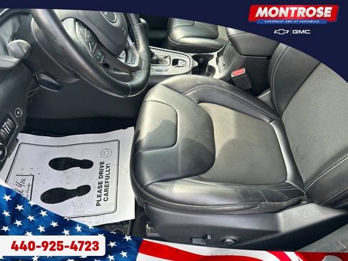 Used 2019 Jeep Cherokee Latitude Plus w/ Comfort/Convenience Group AWD/4WD image 19