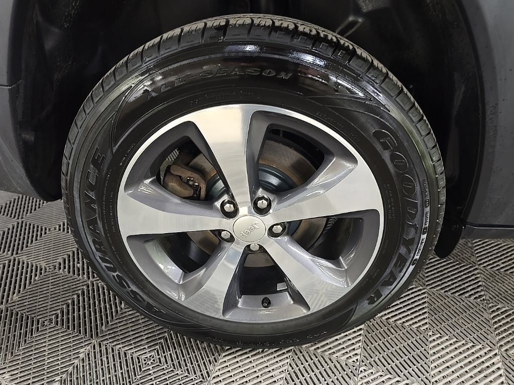 Used 2019 Jeep Cherokee Limited AWD/4WD image 14
