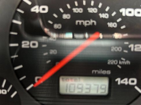 Used 2002 Volkswagen Cabrio GLX image 13