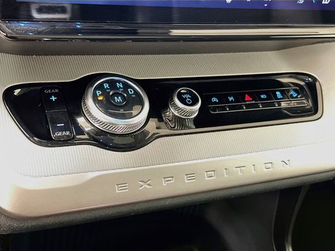 Used 2025 Ford Expedition Active AWD/4WD image 25