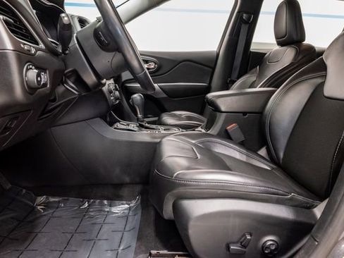 Used 2019 Jeep Cherokee Latitude Plus FWD image 11