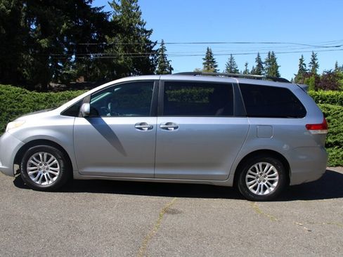 Used 2011 Toyota Sienna XLE w/ Entertainment Pkg FWD image 14
