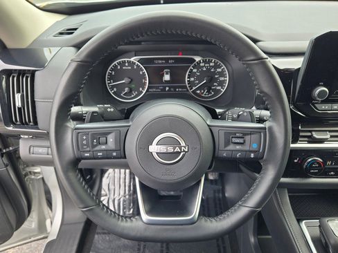 Used 2025 Nissan Pathfinder SV AWD/4WD image 36