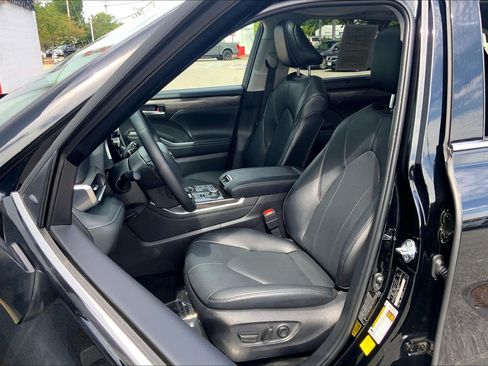 Used 2026 Toyota Highlander Limited AWD/4WD image 30