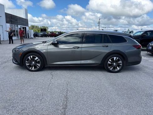 Used 2018 Buick Regal Essence w/ Sights and Sounds Package AWD/4WD image 2