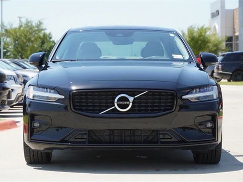 Used 2022 Volvo S60 B5 Momentum w/ Premium Package image 2