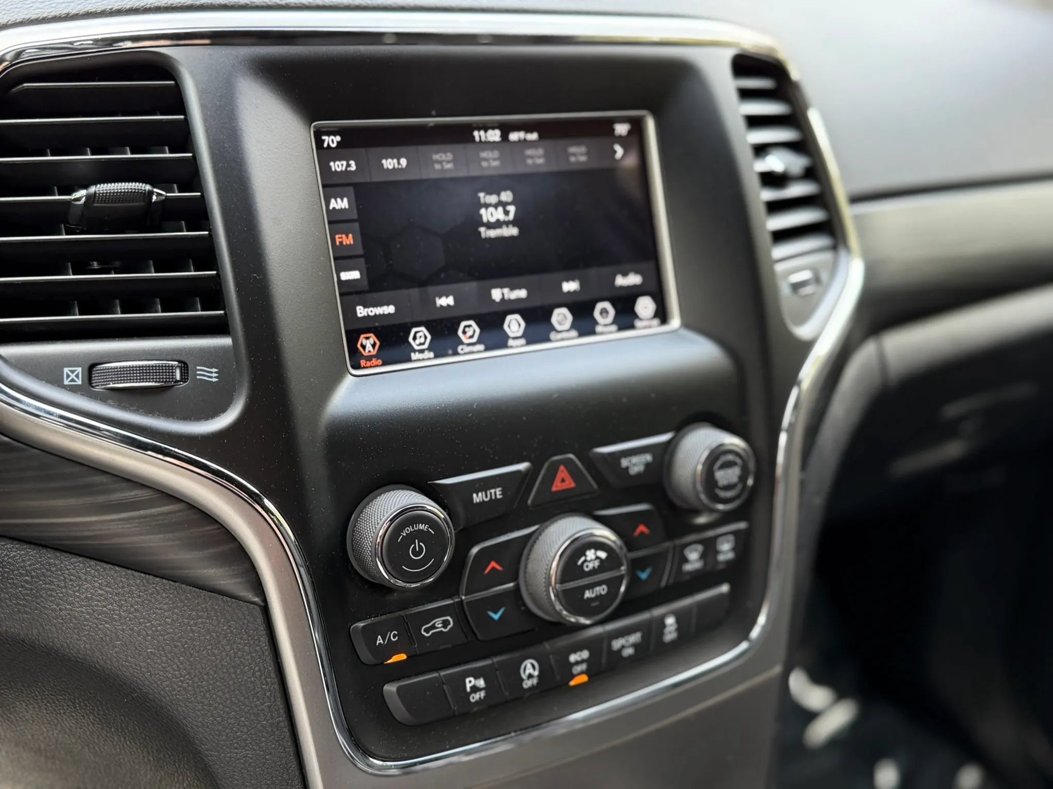 Used 2019 Jeep Grand Cherokee Laredo AWD/4WD image 31