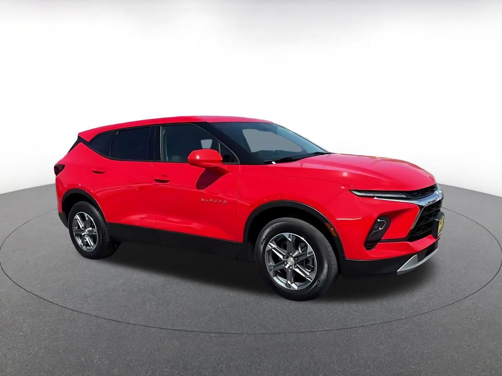 Used 2025 Chevrolet Blazer LT FWD image 2