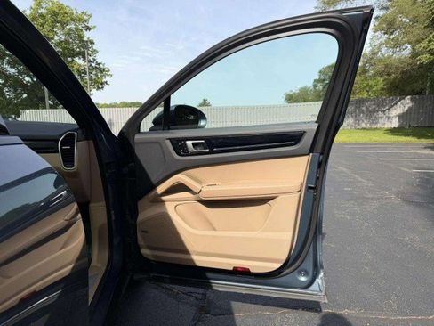 Used 2020 Porsche Cayenne AWD/4WD image 28