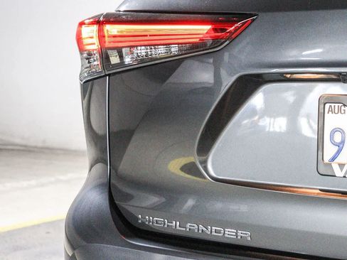 Used 2023 Toyota Highlander XLE FWD image 11