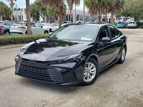 Used 2025 Toyota Camry LE w/ Convenience Package FWD image 1