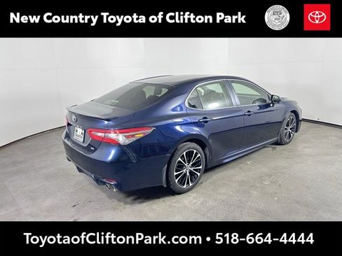 Used 2018 Toyota Camry SE image 3