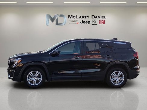Used 2024 GMC Terrain SLE image 3